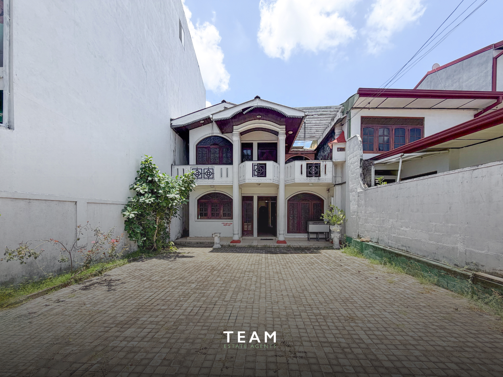 40-Perch House and Commercial Building for Sale on Boralesgamuwa Main Road
